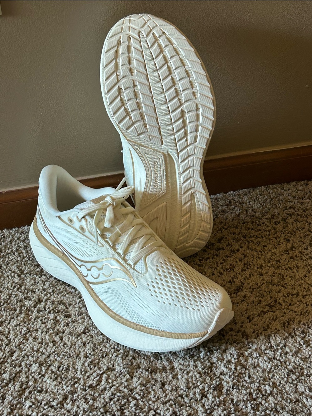 Saucony Ride 18 Vanilla & Gold women size 9